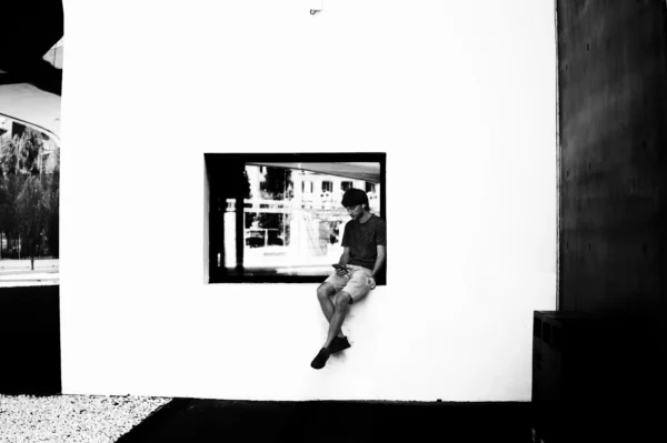 jongen in raamkozijn maxxi museum roma